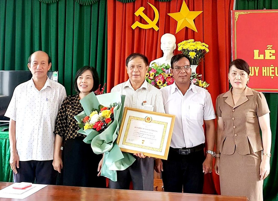  Trao Huy hiệu 40 năm tuổi Đảng cho đảng viên Chi bộ Dân vận. Ảnh: Đinh Yến