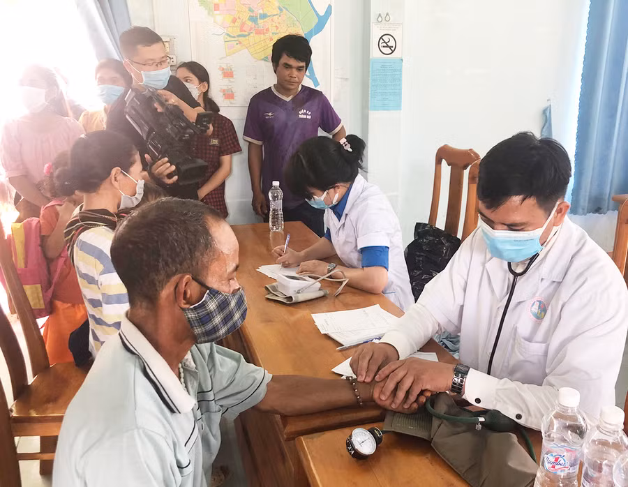  Đội ngũ y-bác sĩ là đoàn viên Đoàn cơ sở Sở Y tế khám bệnh cho người dân xã Chư Băh (thị xã Ayun Pa). Ảnh: Phan Lài
