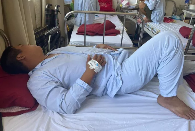 Tài xế Lê Hữu Hiếu đang được điều trị ở bệnh viện. Ảnh: QT