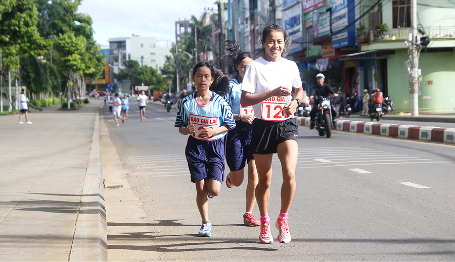  Phương Trinh (vận động viên phía trước) đã giành huy chương vàng ở Giải Việt dã Báo Gia Lai năm 2019. Ảnh: Văn Ngọc