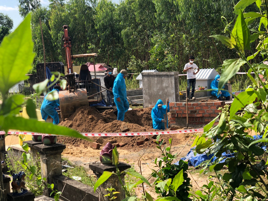  Lực lượng chức năng khai quật tử thi. Ảnh: Trị Bình