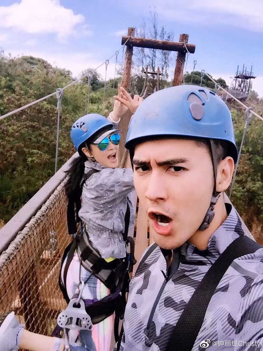 Trên trang cá nhân, bộ đôi liên tục chia sẻ nhiều khoảnh khắc hạnh phúc và những lời có cánh dành cho đối phương.