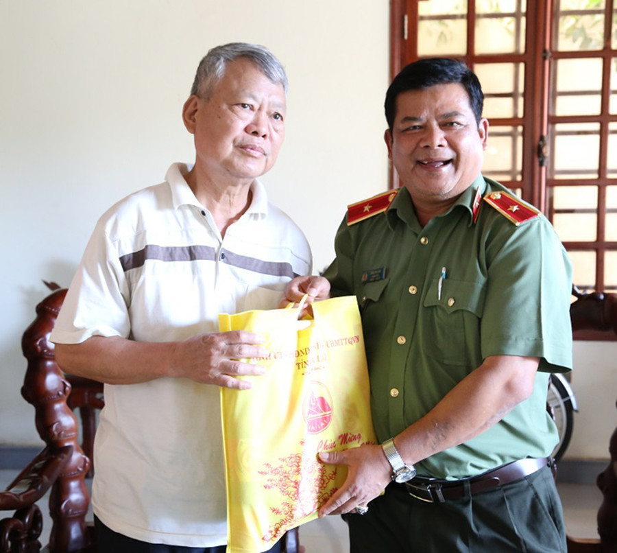 Thiếu tướng Rah Lan Lâm-Giám đốc Công an tỉnh đến thăm, tặng quà Thiếu tướng, Anh hùng lực lượng vũ trang nhân dân Nguyễn Xuân Hà (bìa trái). Ảnh: Lê Anh  Thiếu tướng Rah Lan Lâm-Giám đốc Công an tỉnh đến thăm, tặng quà Thiếu tướng, Anh hùng lực lượng vũ trang nhân dân Nguyễn Xuân Hà (bìa trái). Ảnh: Lê Anh