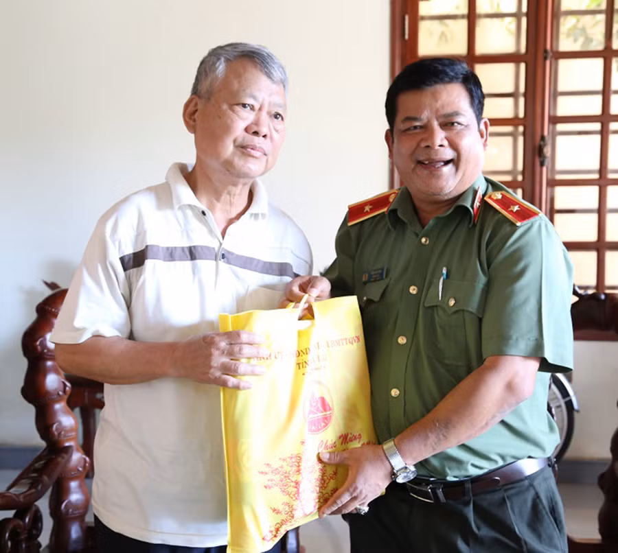  Thiếu tướng Rah Lan Lâm-Giám đốc Công an tỉnh đến thăm, tặng quà Thiếu tướng, Anh hùng lực lượng vũ trang nhân dân Nguyễn Xuân Hà (bìa trái). Ảnh: Lê Anh