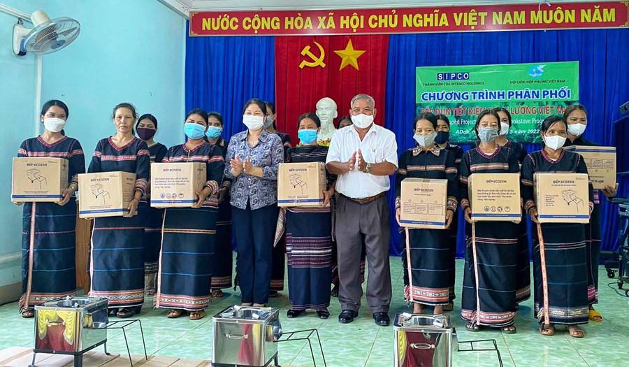 Tặng bếp đun tiết kiệm năng lượng cho hội viên phụ nữ xã A Dok, huyện Đak Đoa. Ảnh: Minh Châu