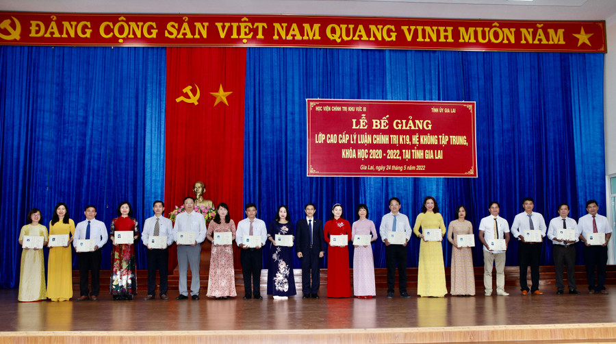 Các học viên nhận bằng tốt nghiệp cao cấp lý luận chính trị. Ảnh: Phan Lài