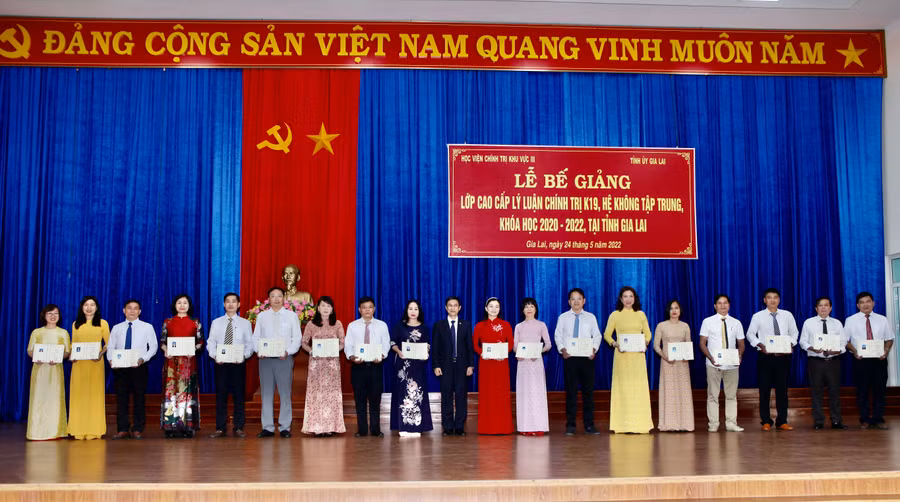 Các học viên nhận bằng tốt nghiệp cao cấp lý luận chính trị. Ảnh: Phan Lài