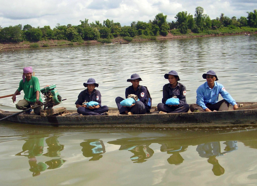 Đội K52 trong một lần vượt sông đưa đồng đội về. Ảnh: Vĩnh Hoàng