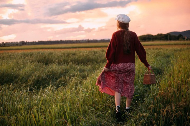 Thong thả dạo bước giữa những cánh đồng. Ảnh: Nguyễn Việt Tiến