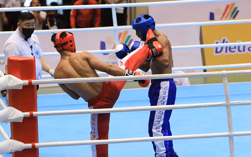 Vận động viên Nguyễn Thế Hưởng đội Việt Nam đấu với Nehyeban Carlos_Alvarez, đội Philippines.