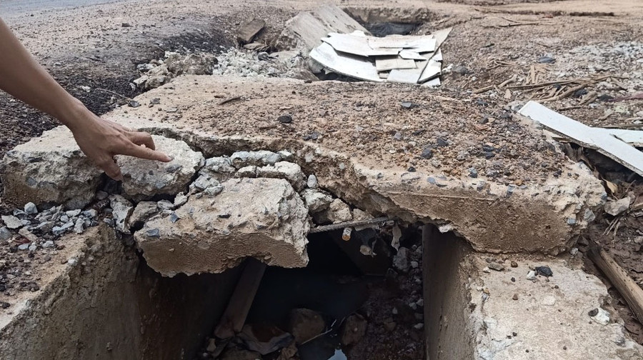 Nhiều tấm đan bị hỏng dù mới thi công xong. Ảnh: Hoàng Bình