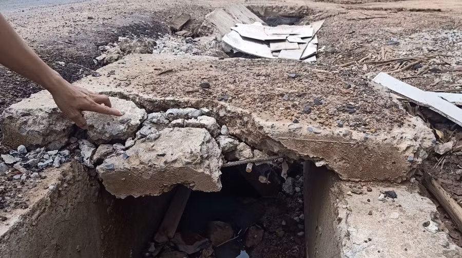 Nhiều tấm đan bị hỏng dù mới thi công xong. Ảnh: Hoàng Bình