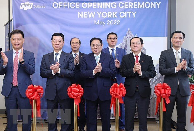 Thủ tướng Phạm Minh Chính và các đại biểu cắt băng khai trương Văn phòng FPT tại New York. Ảnh: Dương Giang/TTXVN