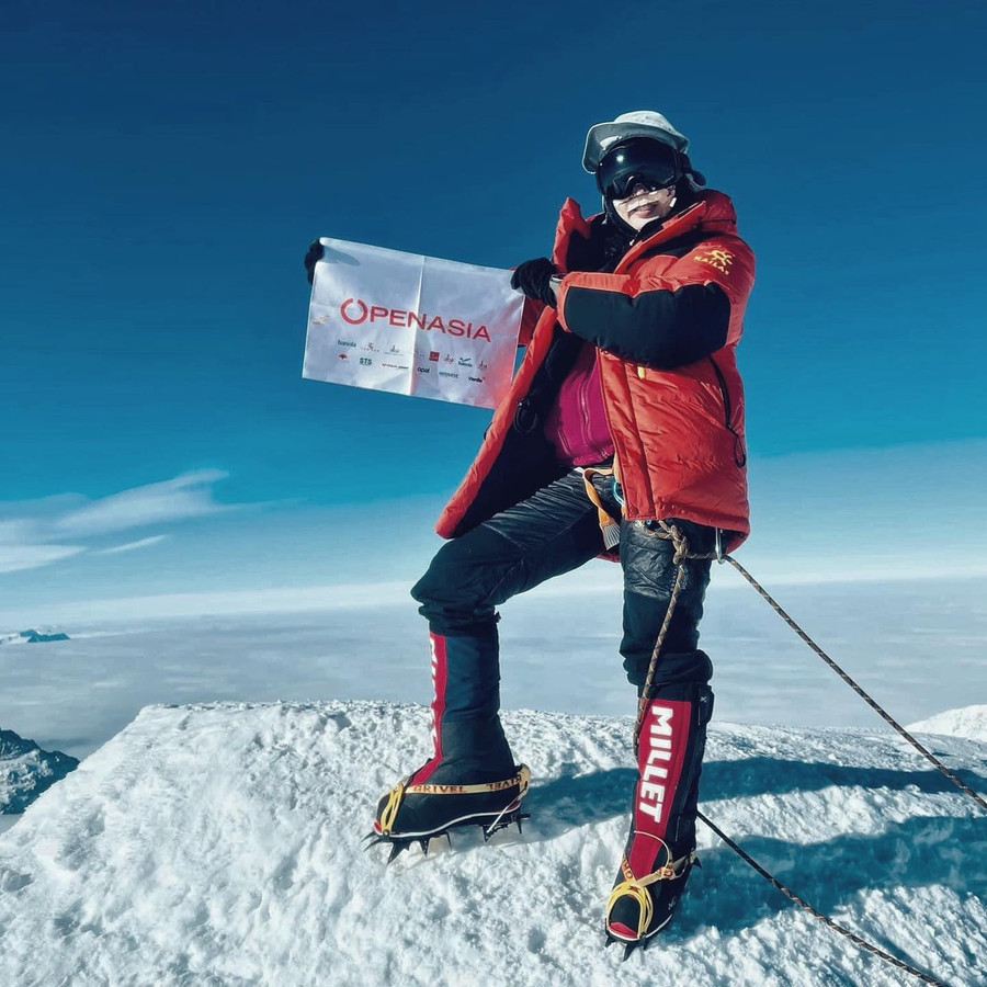 Thanh Nhã trên đỉnh Vinson mùa đông năm ngoái. Ảnh: Seven Summit Treks