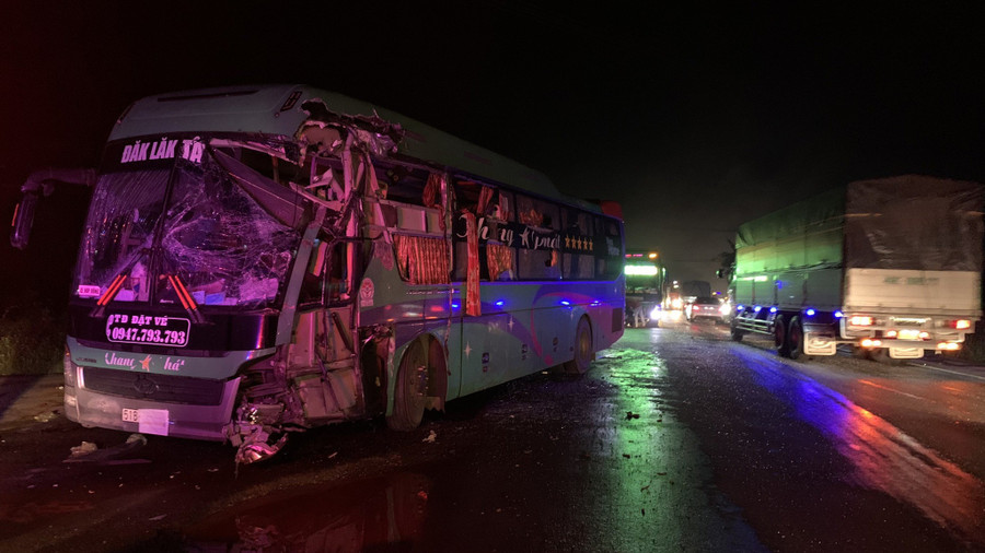 Xe giường nằm hư hỏng nặng phần đầu. Ảnh: H.G Xe giường nằm hư hỏng nặng phần đầu. Ảnh: H.G