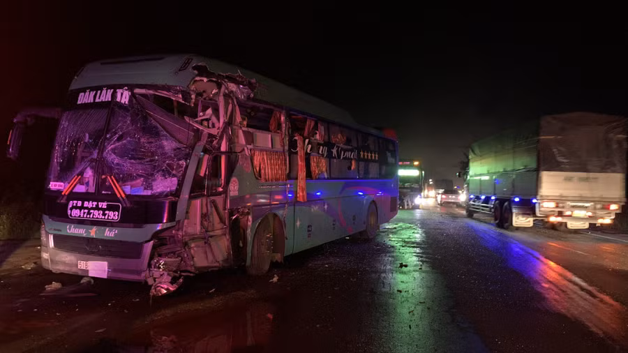 Xe giường nằm hư hỏng nặng phần đầu. Ảnh: H.G