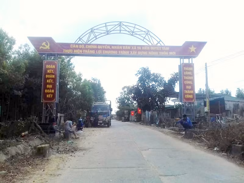 Những con đường trải nhựa vào xã Ya Xiêr kết nối giao thông quanh vùng, tạo điều kiện giao thương thuận lợi cho người dân