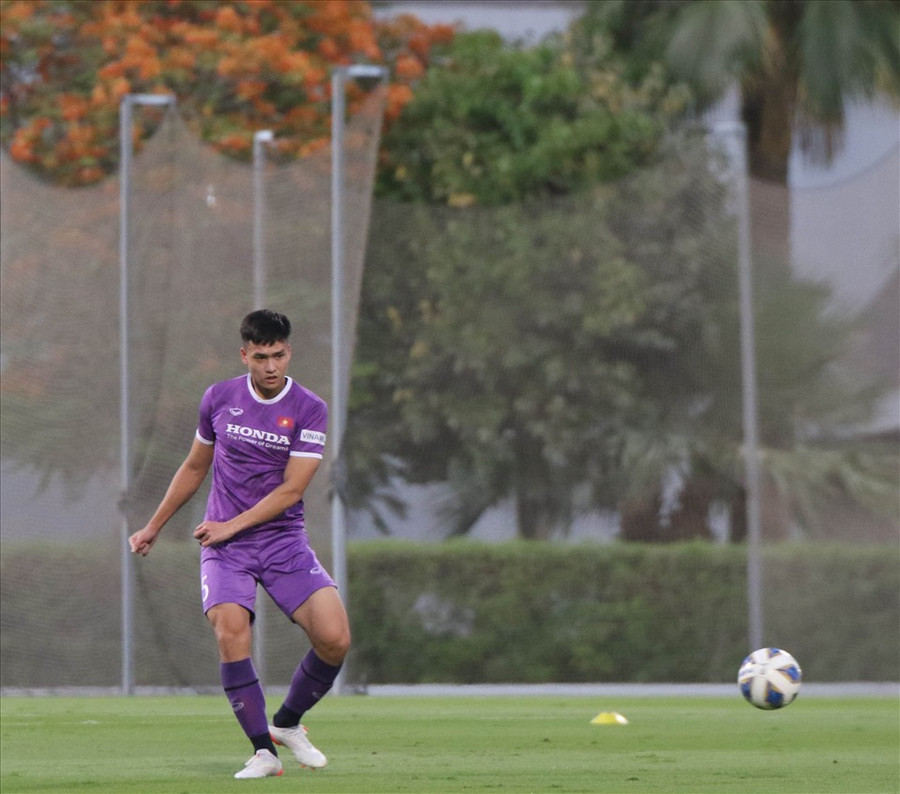 Bùi Hoàng Việt Anh sẵn sàng với tấm băng đội trưởng. Ảnh: VFF