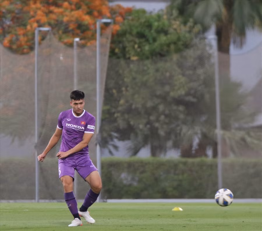 Bùi Hoàng Việt Anh sẵn sàng với tấm băng đội trưởng. Ảnh: VFF