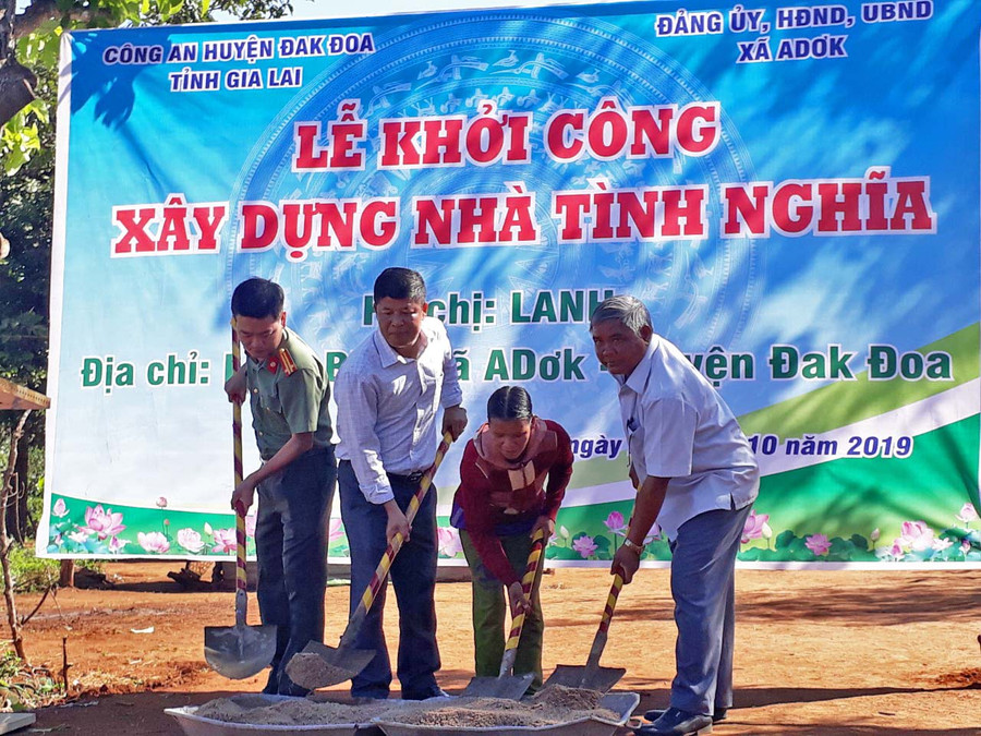Đoàn cơ sở Công an huyện Đak Đoa khởi công xây dựng nhà tình nghĩa cho bà Lanh (làng Blo, xã A Dơk). Ảnh: Lê Anh