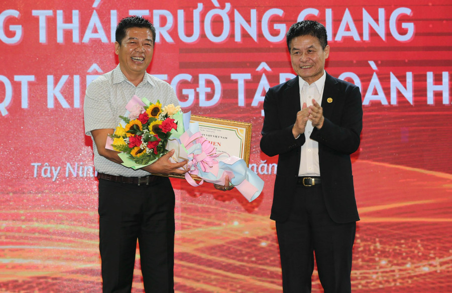 Chủ tịch Liên đoàn quần vợt Việt Nam Nguyễn Quốc Kỳ (phải) trao bằng khen đến Chủ tịch CLB quần vợt Hải Đăng, ông Thái Trường Giang. Ảnh: Dư Hải