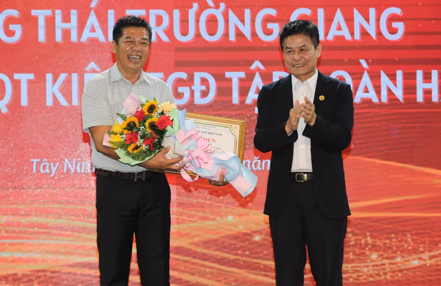 Chủ tịch Liên đoàn quần vợt Việt Nam Nguyễn Quốc Kỳ (phải) trao bằng khen đến Chủ tịch CLB quần vợt Hải Đăng, ông Thái Trường Giang. Ảnh: Dư Hải