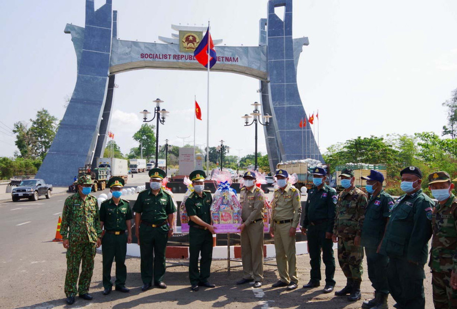 Bộ Chỉ huy Bộ đội Biên phòng tỉnh Gia Lai tặng quà lực lượng bảo vệ biên giới Campuchia. Ảnh: Vĩnh Hoàng