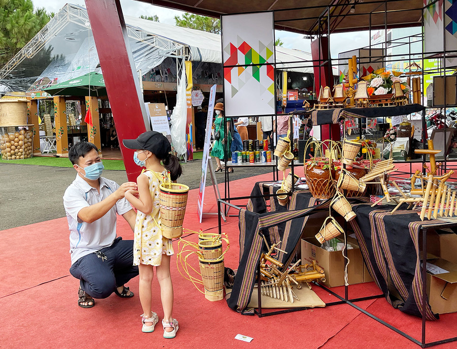 Du khách tìm hiểu các sản phẩm thủ công truyền thống. Ảnh: Minh Châu Du khách tìm hiểu các sản phẩm thủ công truyền thống. Ảnh: Minh Châu