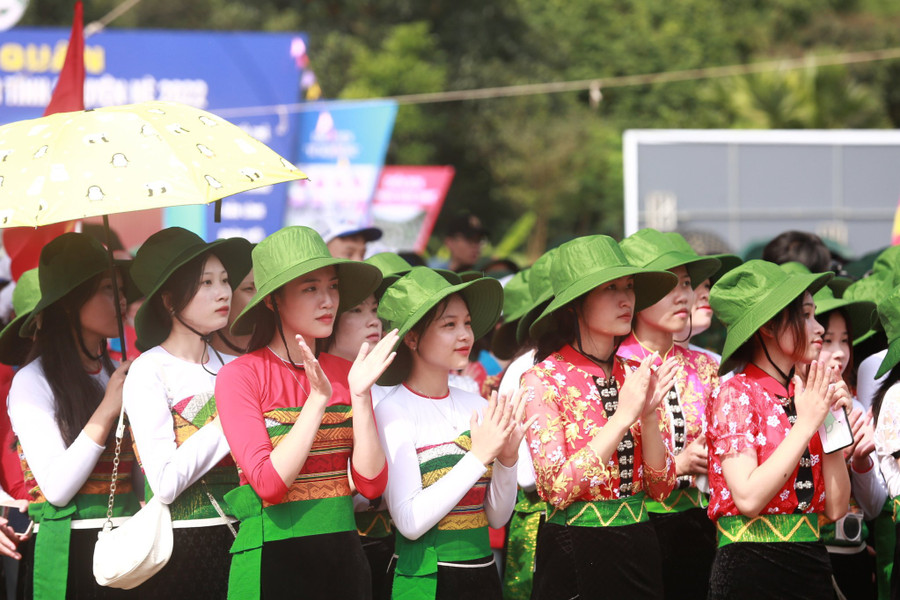 Thanh niên các dân tộc tham gia lễ ra quân. Ảnh: BẢO ANH