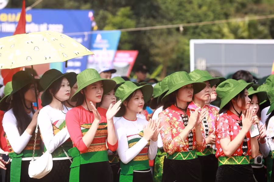 Thanh niên các dân tộc tham gia lễ ra quân. Ảnh: BẢO ANH