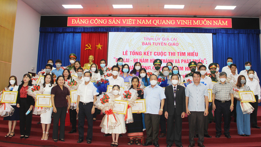 Các đại biểu chụp hình lưu niệm với các tập thể và cá nhân đạt giải tại cuộc thi tìm hiểu Gia Lai-90 năm hình thành và phát triển. Ảnh: Phan Lài Các đại biểu chụp hình lưu niệm với các tập thể và cá nhân đạt giải tại cuộc thi tìm hiểu Gia Lai-90 năm hình thành và phát triển. Ảnh: Phan Lài