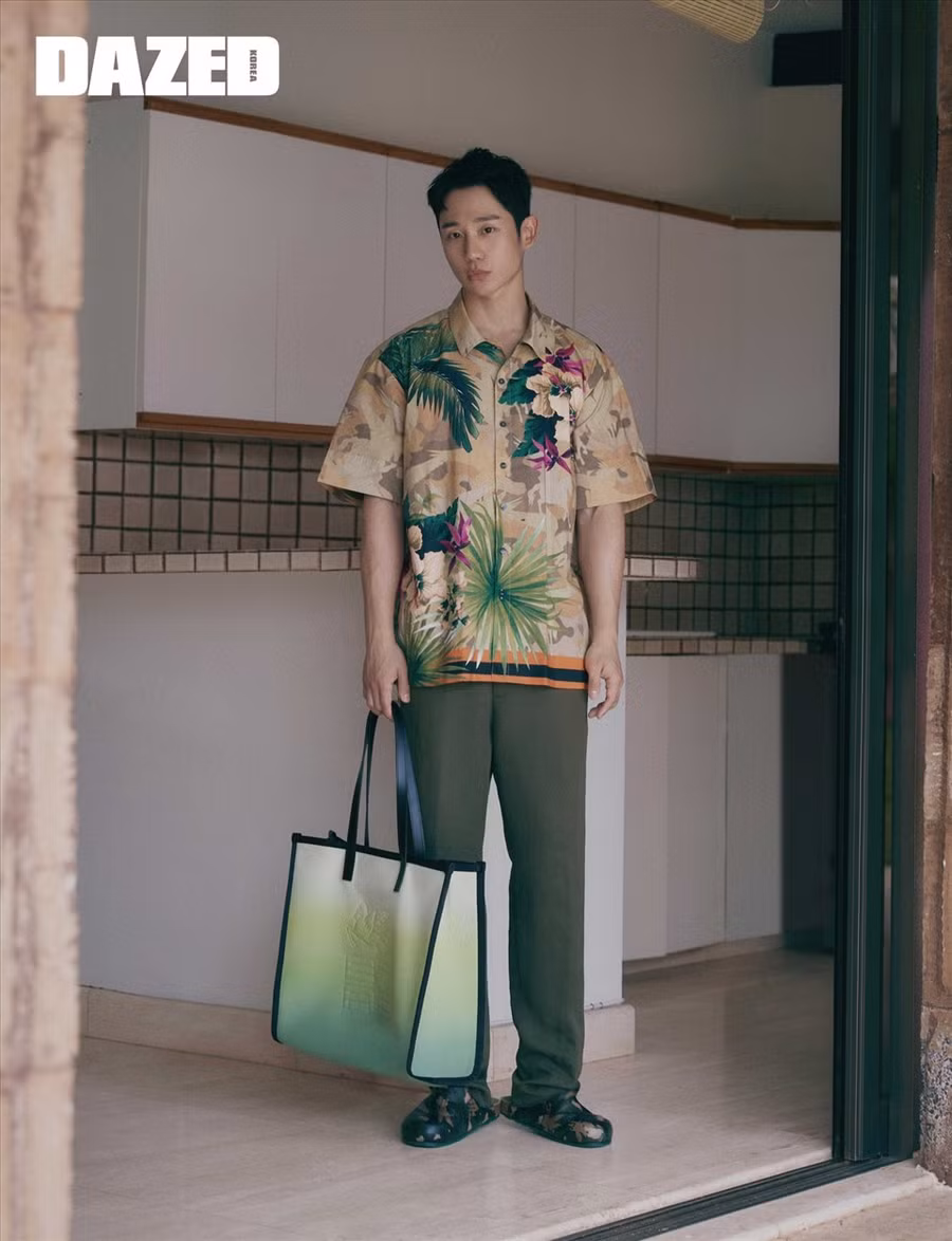 Jung Hae In gây ấn tượng với khả năng diễn xuất trong “Truy bắt lính đào ngũ“. Ảnh: Dazed Korea