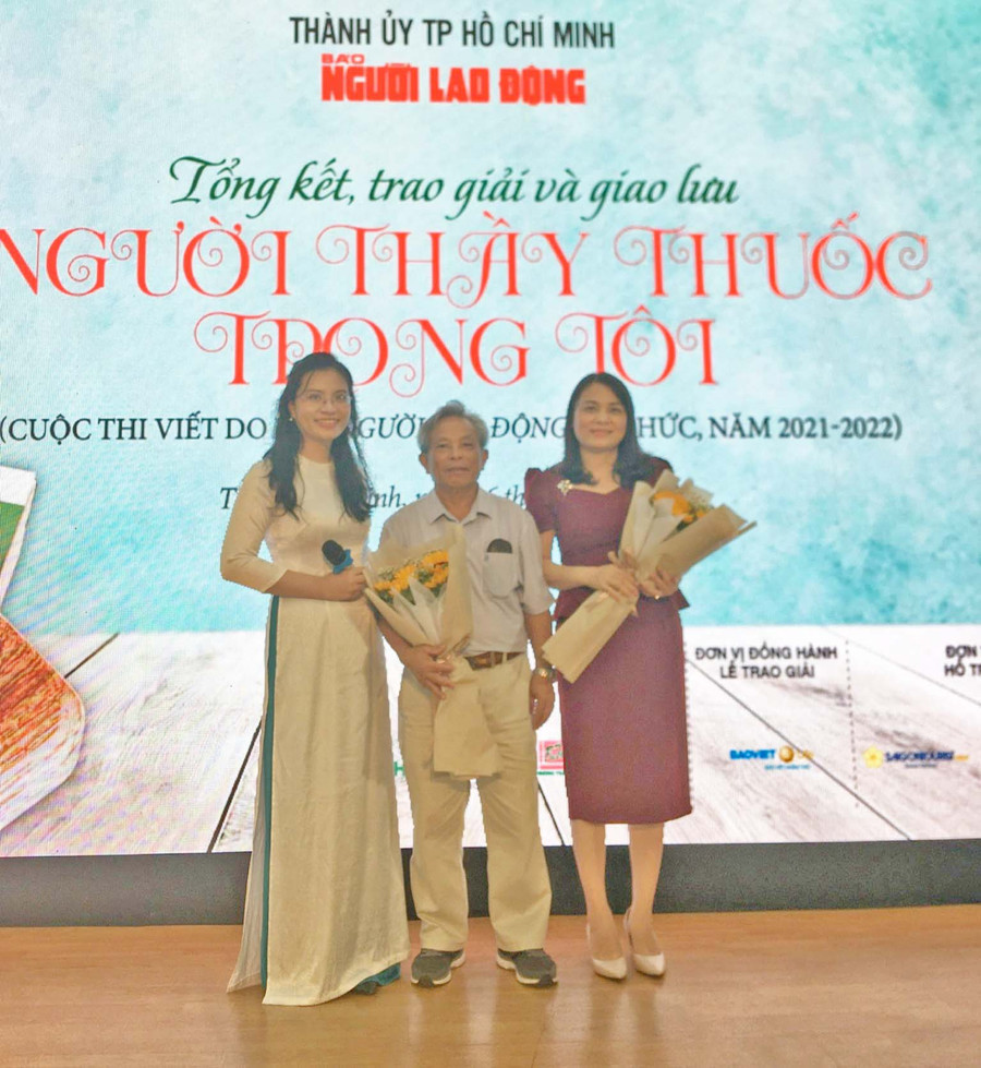 Nhà thơ Phạm Đức Long (đứng giữa) tại lễ trao giải cuộc thi viết “Người thầy thuốc trong tôi”. Ảnh: Kim Sơn