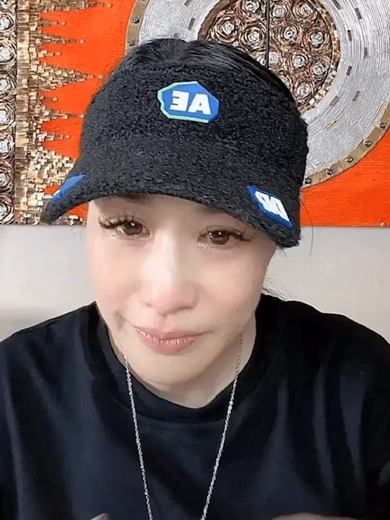 Nữ diễn viên gốc Việt bật khóc, thừa nhận áp lực khi lấy chồng kém 12 tuổi.