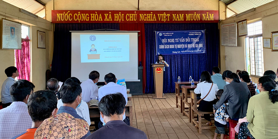  Quang cảnh tư vấn, đối thoại chính sách BHXH tự nguyện, BHYT hộ gia đình tại phường Thắng Lợi. Ảnh: Như Nguyện