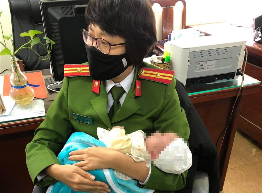 Lực lượng Cảnh sát hình sự đã giải cứu được 4 trẻ sơ sinh trong đường dây mua bán trẻ em. Ảnh: CACC Lực lượng Cảnh sát hình sự đã giải cứu được 4 trẻ sơ sinh trong đường dây mua bán trẻ em. Ảnh: CACC