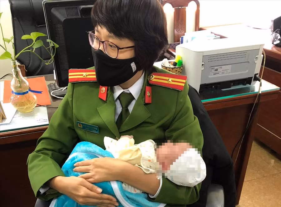 Lực lượng Cảnh sát hình sự đã giải cứu được 4 trẻ sơ sinh trong đường dây mua bán trẻ em. Ảnh: CACC