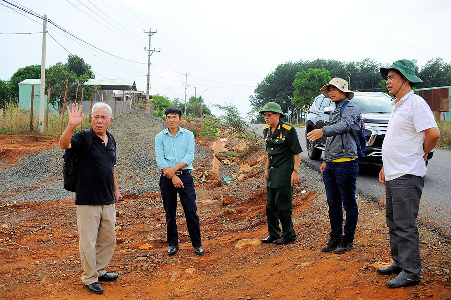 Các cán bộ, cựu chiến binh Ban liên lạc truyền thống Đại đoàn Đồng Bằng và lãnh đạo UBND huyện Chư Prông trên đường thăm lại chiến trường xưa. Ảnh: Phan Lài Các cán bộ, cựu chiến binh Ban liên lạc truyền thống Đại đoàn Đồng Bằng và lãnh đạo UBND huyện Chư Prông tham quan thực địa di tích “Chiến thắng cứ điểm 711-601 năm 1974” tại thôn 4, xã Ia Tôr, huyện Chư Prông. Ảnh: Phan Lài
