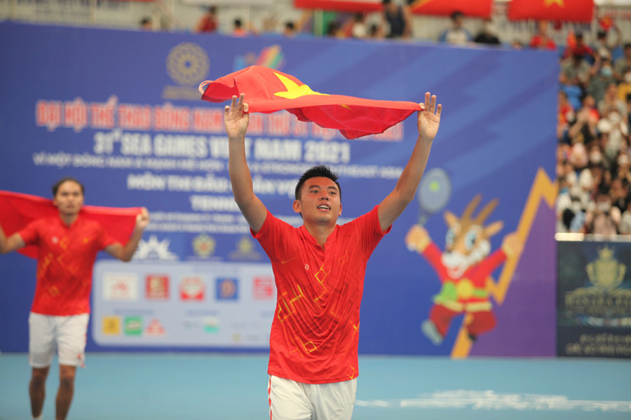Lý Hoàng Nam hạnh phúc và được thưởng lớn khi bảo vệ thành công HCV SEA Games. Ảnh: Minh Khai