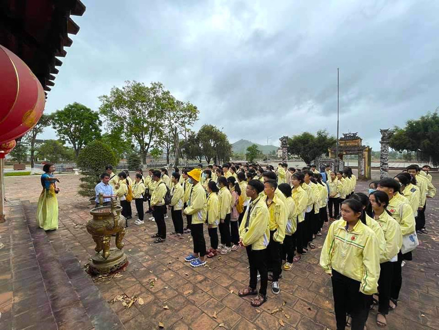 Học sinh Trường THPT Quang Trung dâng hương tại An Khê trường thuộc di tích lịch sử Tây Sơn Thượng đạo. Ảnh: Ngọc Minh 