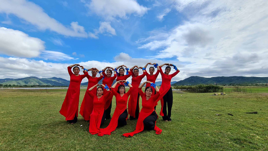 Các thành viên trong Câu lạc bộ phụ nữ dân vũ xã Tân Sơn tập luyện nhảy dân vũ. Ảnh: Nhật Hào