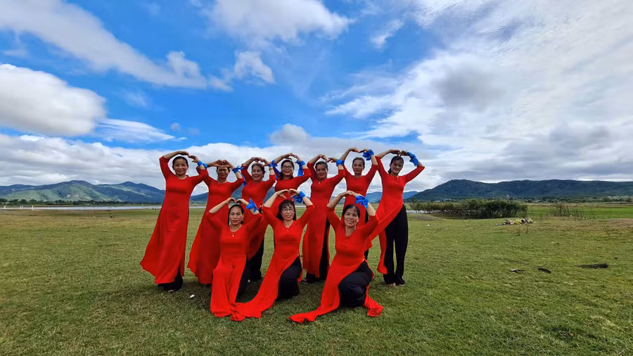 Các thành viên trong Câu lạc bộ phụ nữ dân vũ xã Tân Sơn tập luyện nhảy dân vũ. Ảnh: Nhật Hào