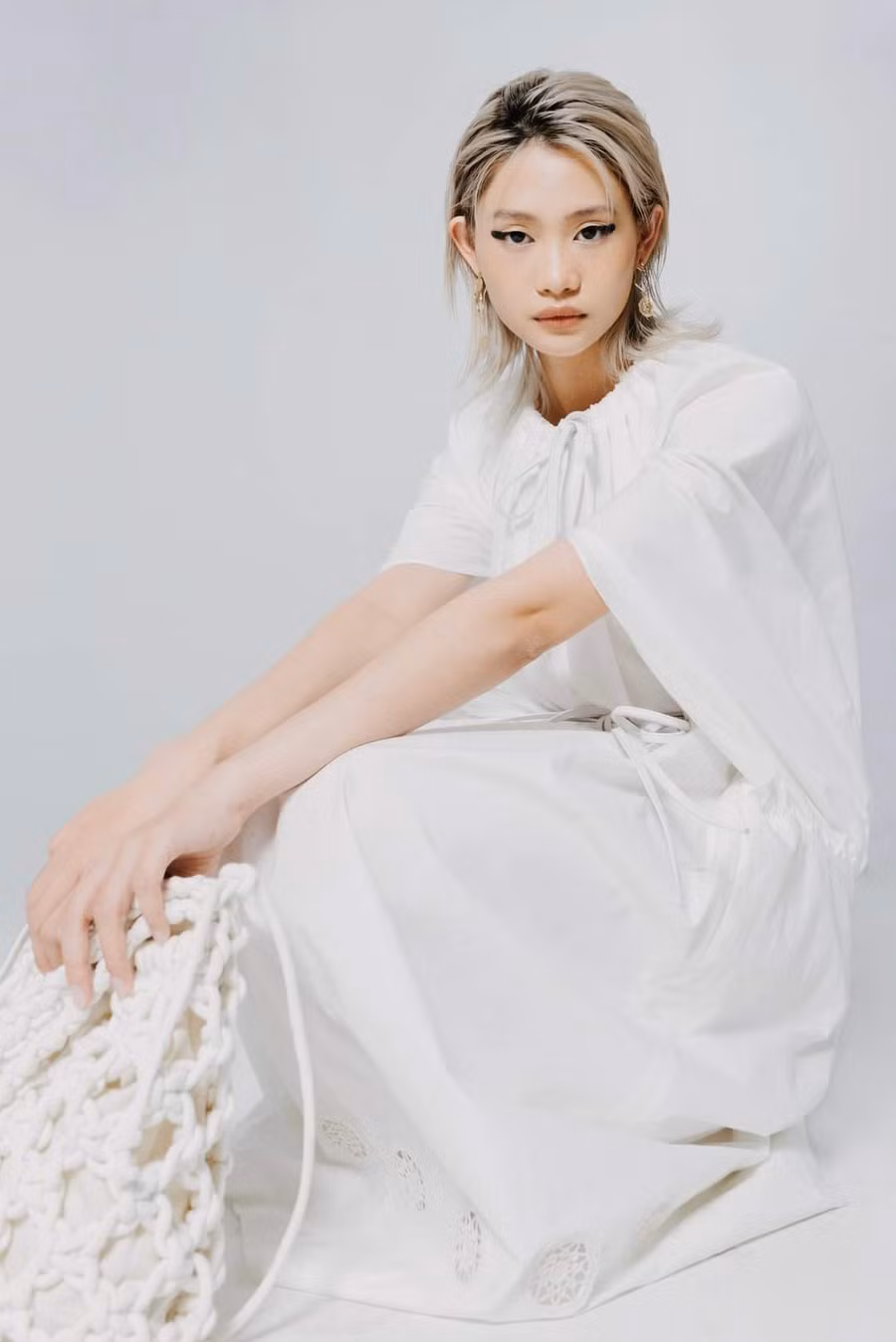 Để tô điểm thêm cho set đồ màu trắng bớt đơn điệu các nàng có thể nhấn nhá thêm vào set đồ vòng tay hoặc khuyên tai khác màu giúp tổng thể thêm bắt mắt.