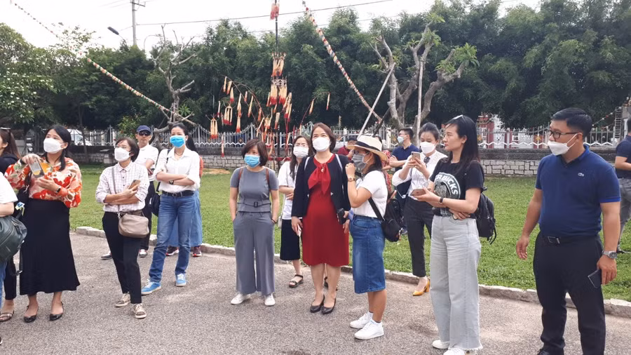 Chị Thu Hoài, hướng dẫn viên địa phương thuyết minh về những điểm độc đáo của Nhà thời gỗ Kon Tum.