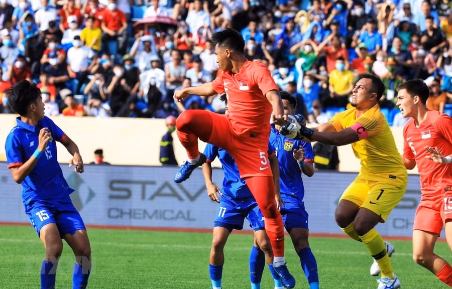 U23 Lào (áo xanh) đánh rơi chiến thắng dù dẫn trước 2-0 đến phút 88. Ảnh: Tuấn Anh/TTXVN
