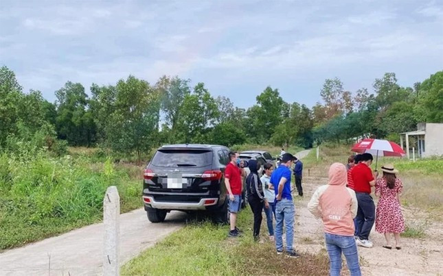 VARS cho rằng những tín hiệu từ thị trường hiện cho thấy, đã xuất hiện bong bóng cục bộ. Bởi giá đất nền các khu vực liên tục tăng theo các dự án. Đặc biệt, giá nhà tăng nhưng thanh khoản không tăng tương xứng.