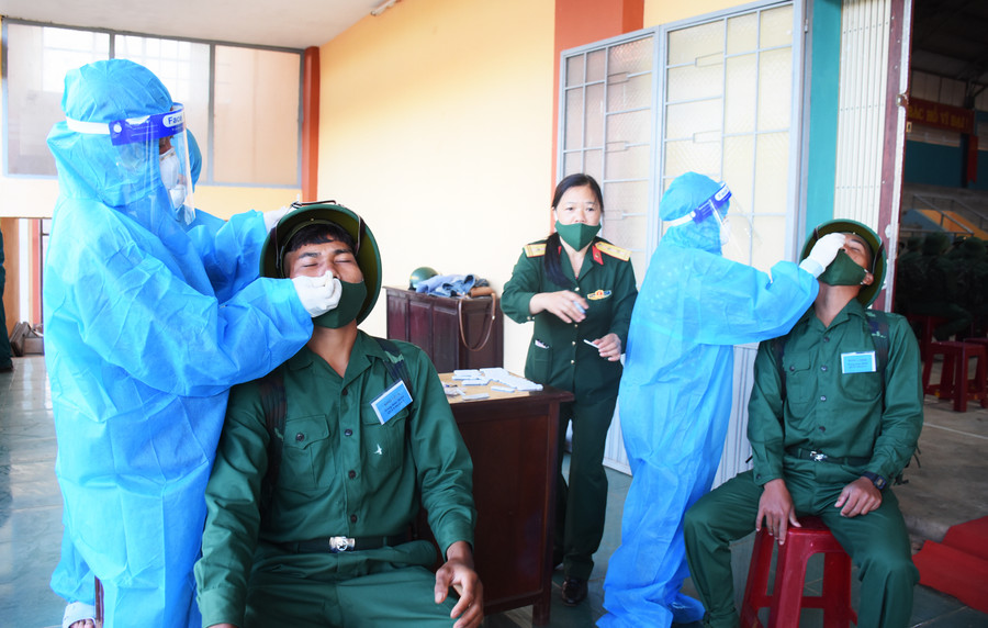  Các công nhân nhập ngũ năm 2022 của huyện Chư Sê được test nhanh Covid-19 trước khi tham dự lễ giao nhận quân. Ảnh: Minh Phương