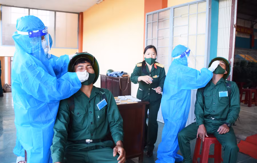  Các công nhân nhập ngũ năm 2022 của huyện Chư Sê được test nhanh Covid-19 trước khi tham dự lễ giao nhận quân. Ảnh: Minh Phương