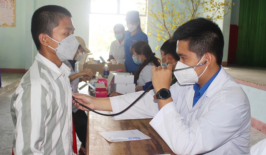  1Các y-bác sĩ Câu lạc bộ Thầy thuốc trẻ tỉnh khám bệnh, phát thuốc miễn phí cho phạm nhân ở Trại giam Gia Trung. Ảnh: Phan Lài