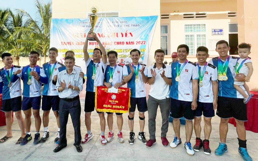  Ban tổ chức trao cờ, cúp cho đội giành giải nhất. Ảnh: Phương Liên